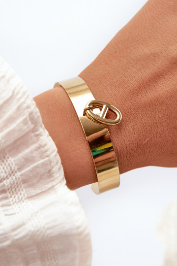 Pulseira com ornamentos em aço inoxidável na cor dourada