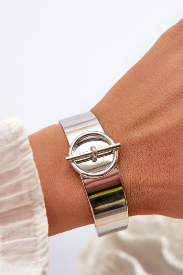 Um bracelete Feminino com enfeites Stal NierdzeParana cor prata