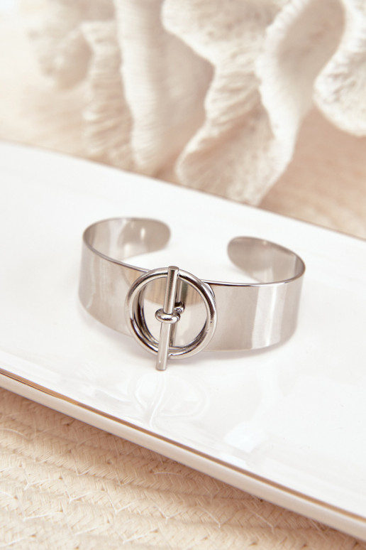 Um bracelete Feminino com enfeites Stal NierdzeParana cor prata