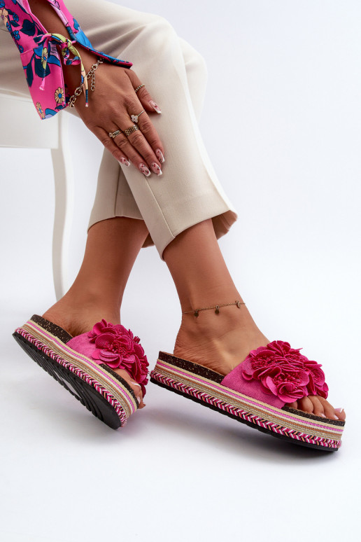 Chinelos femininos com uma plataforma Ozdobione com motivos floraiskami cor rosa Nodina