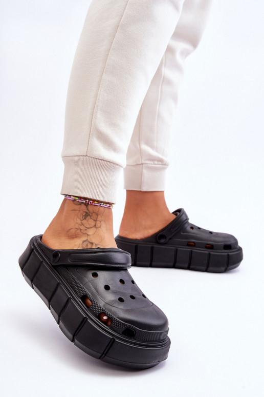 Chinelos tipo Crocs com plataforma elevada cor preta Beckett
