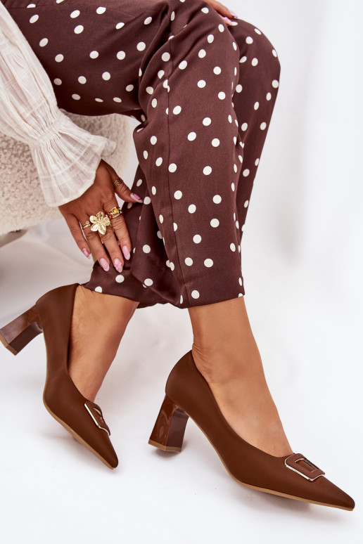 Sapato com salto decorar com fivelas cor marrom Seriva