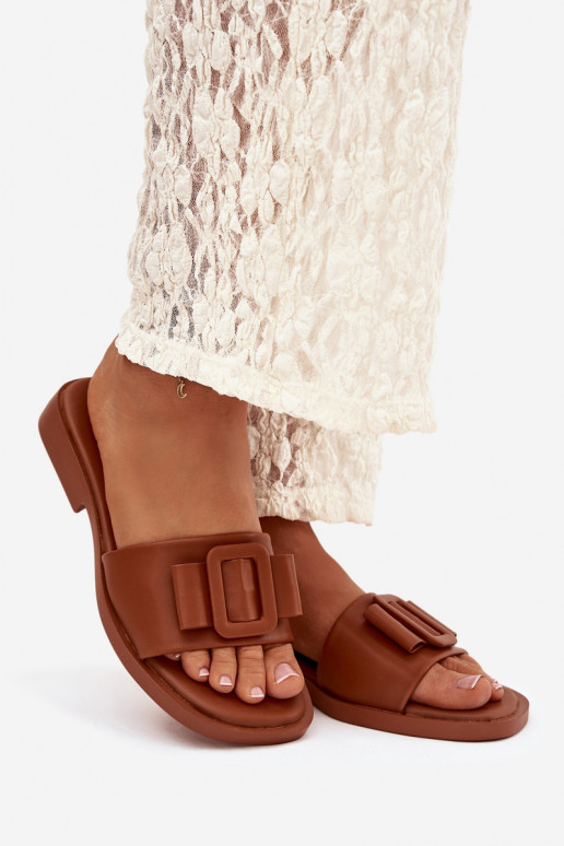Chinelos femininos com salto largo com fivelas cor marrom Melivra