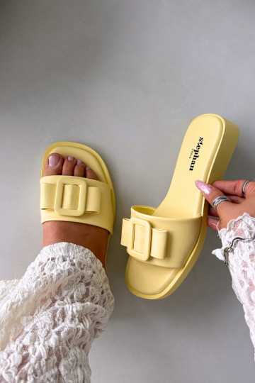Chinelos femininos com saltos largos e fivelas em amarelo "Melivra"