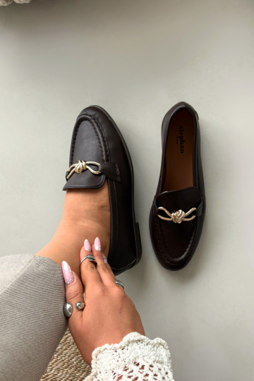 Mocassins femininos com detalhes decorativos, cor chocolate Rosynne