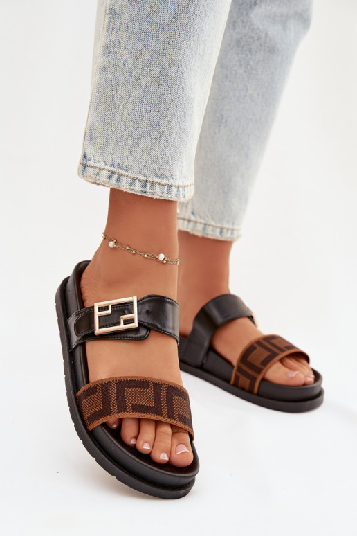 Chinelos femininos com fivelas douradas, cor preta