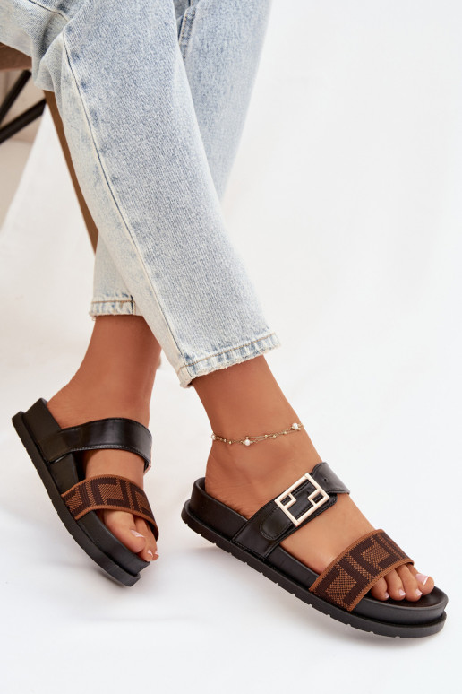 Chinelos femininos com fivelas douradas, cor preta