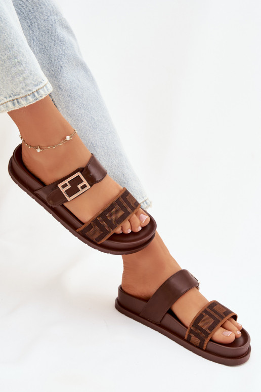 Chinelos femininos com fivelas douradas, cor marrom