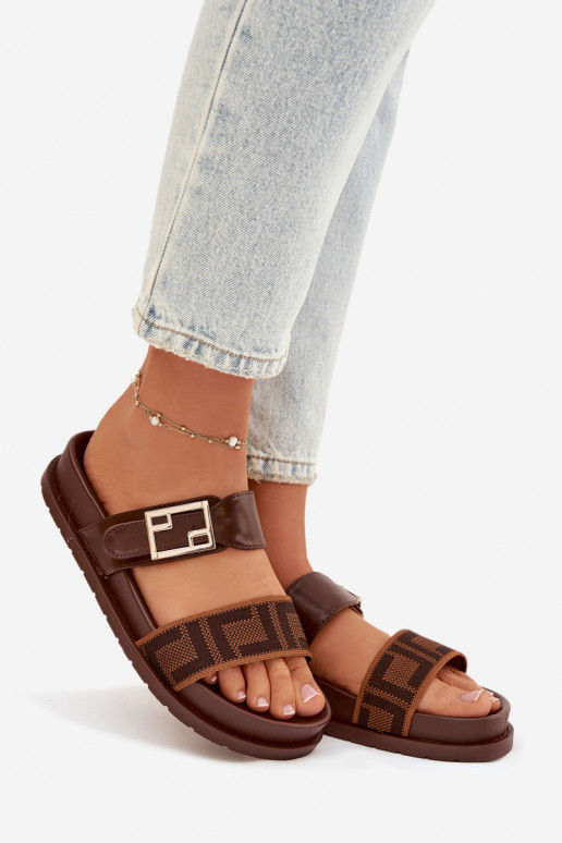 Chinelos femininos com fivelas douradas, cor marrom