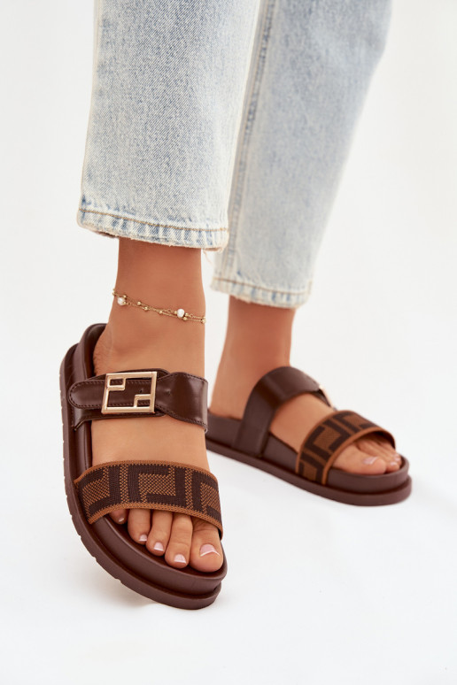 Chinelos femininos com fivelas douradas, cor marrom