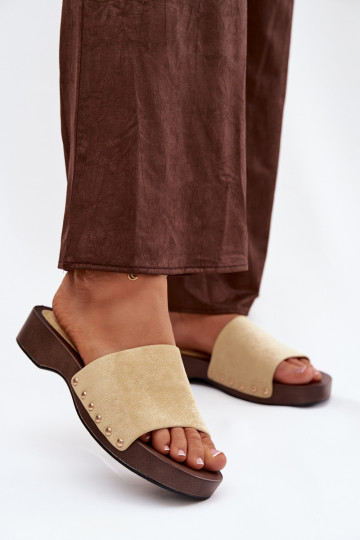 Chinelos femininos com tachas douradas amarelos Ferinna 2