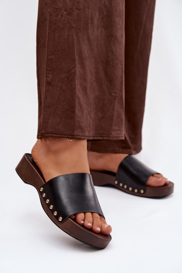 Chinelos femininos com tachas douradas pretos Terissa