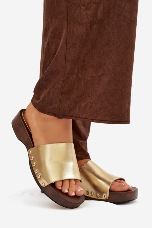 Chinelos femininos com rebites cor dourada Terissa