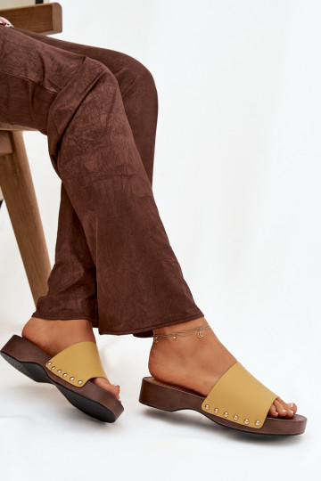 Chinelos femininos com rebites cor amarela Terissa