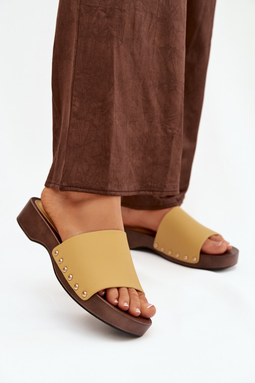 Chinelos femininos com rebites cor amarela Terissa