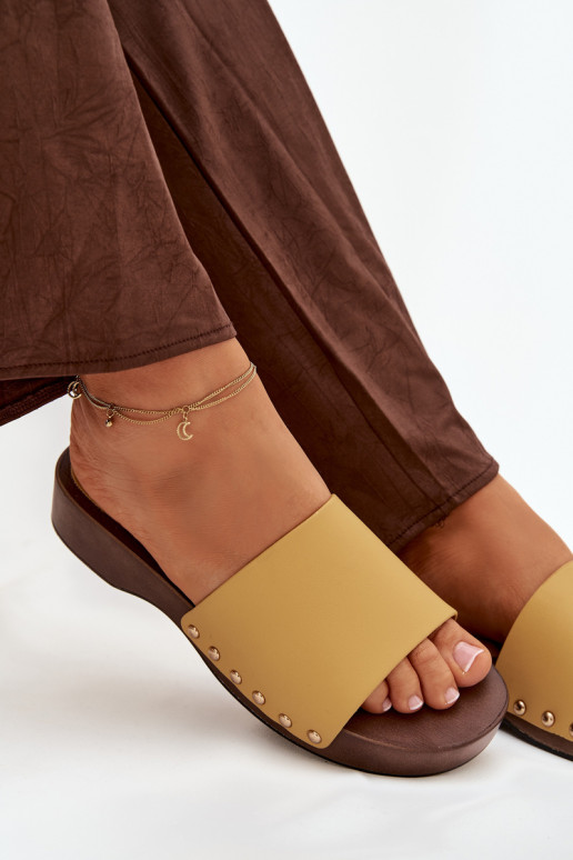 Chinelos femininos com rebites cor amarela Terissa