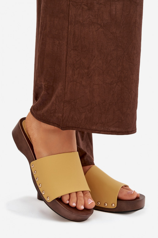 Chinelos femininos com rebites cor amarela Terissa