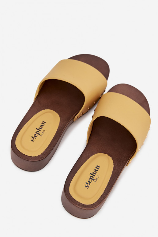 Chinelos femininos com rebites cor amarela Terissa