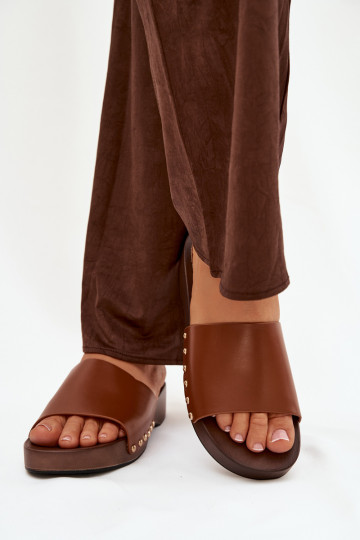 Chinelos femininos com rebites marrons Terissa 2