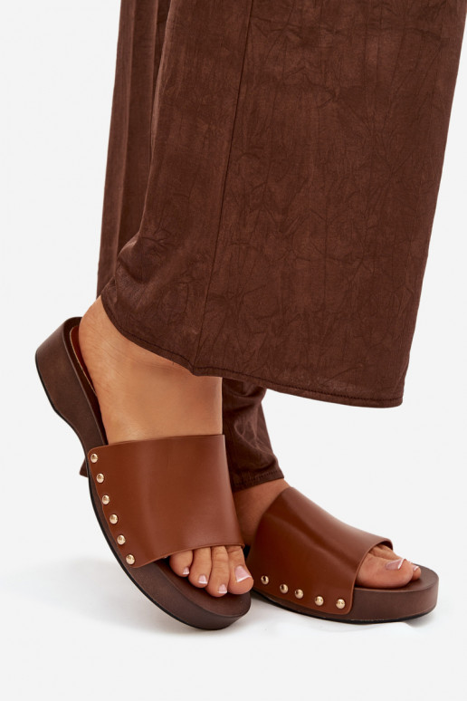 Chinelos femininos com rebites cor marrom Terissa