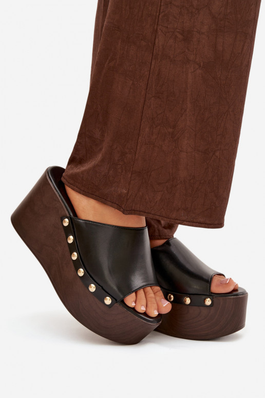 Chinelos femininos Em uma cunha com rebites cor preta Tem que serreline