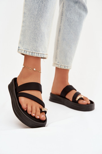 Chinelas femininas pretas com tiras e detalhes dourados Farielle 2