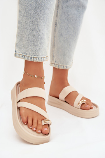 Chinelas femininas cor marfim com tiras e detalhes dourados Farielle