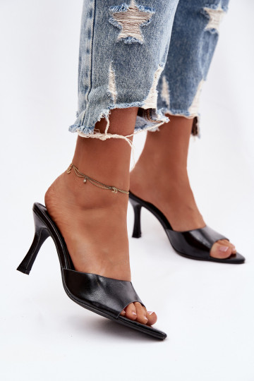 com efeito verniz Chinelos femininos com salto cor preta Lirissa 2