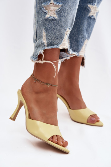 com efeito verniz Chinelos femininos com salto cor amarela Lirissa 2