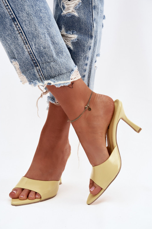 com efeito verniz Chinelos femininos com salto cor amarela Lirissa