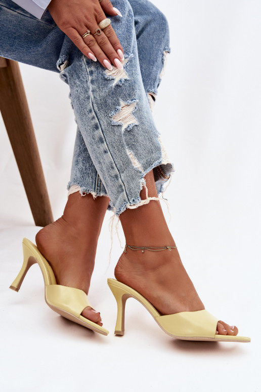 com efeito verniz Chinelos femininos com salto cor amarela Lirissa