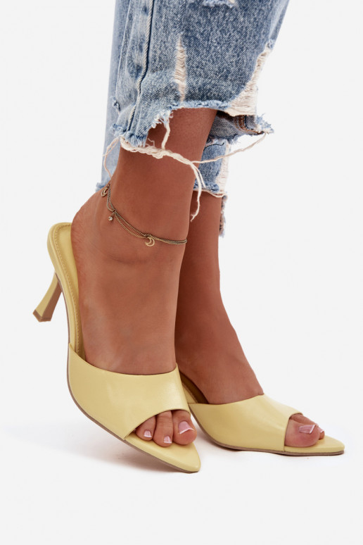 com efeito verniz Chinelos femininos com salto cor amarela Lirissa