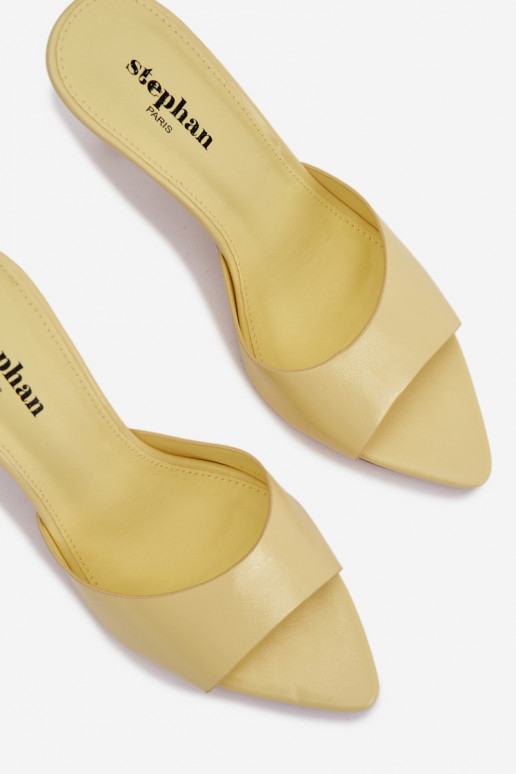 com efeito verniz Chinelos femininos com salto cor amarela Lirissa