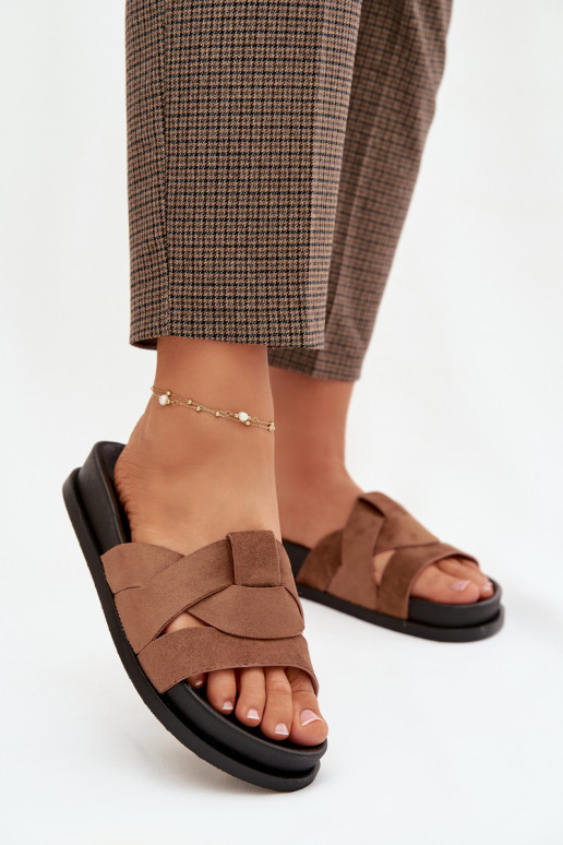 Chinelos femininos de camurça ecológicaoParae com listras cor marrom Tem que serrivessa