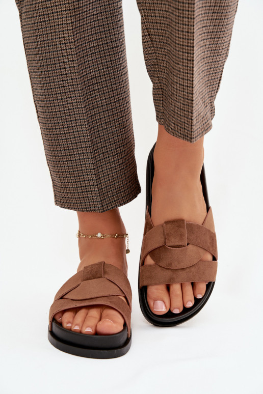 Chinelos femininos de camurça ecológicaoParae com listras cor marrom Tem que serrivessa