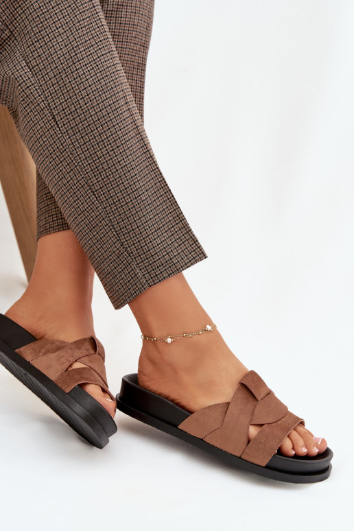 Chinelos femininos de camurça ecológicaoParae com listras cor marrom Tem que serrivessa