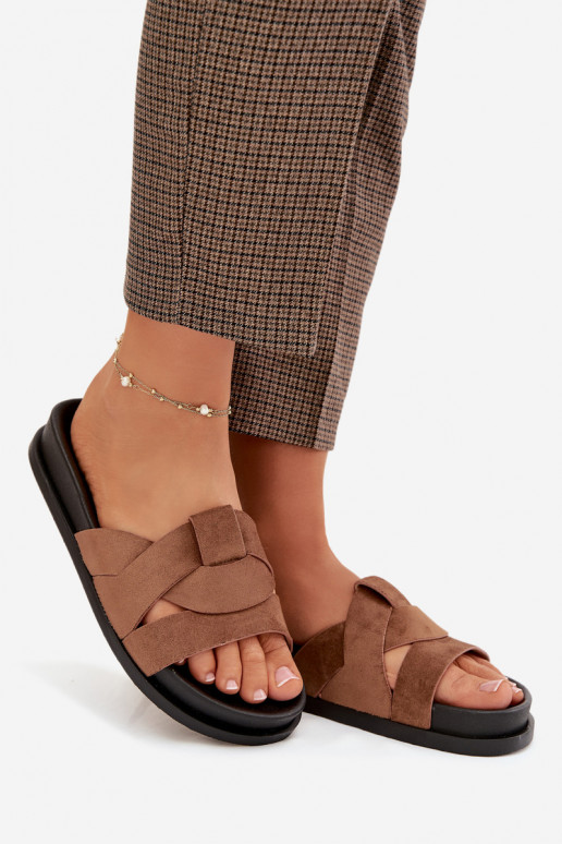 Chinelos femininos de camurça ecológicaoParae com listras cor marrom Tem que serrivessa