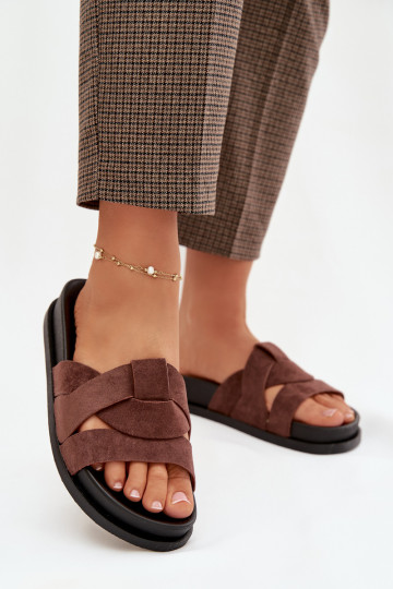 Chinelos femininos de camurça ecológicaoParae com listras marrom escuro Tem que serrivessa