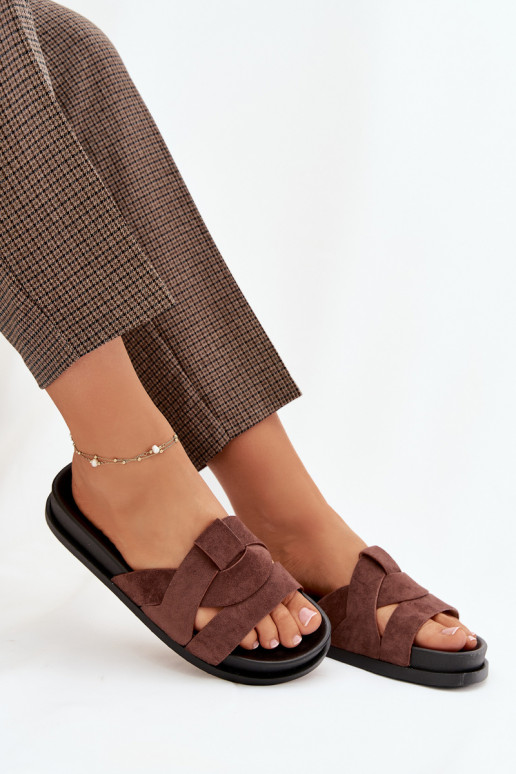 Chinelos femininos de camurça ecológicaoParae com listras marrom escuro Tem que serrivessa