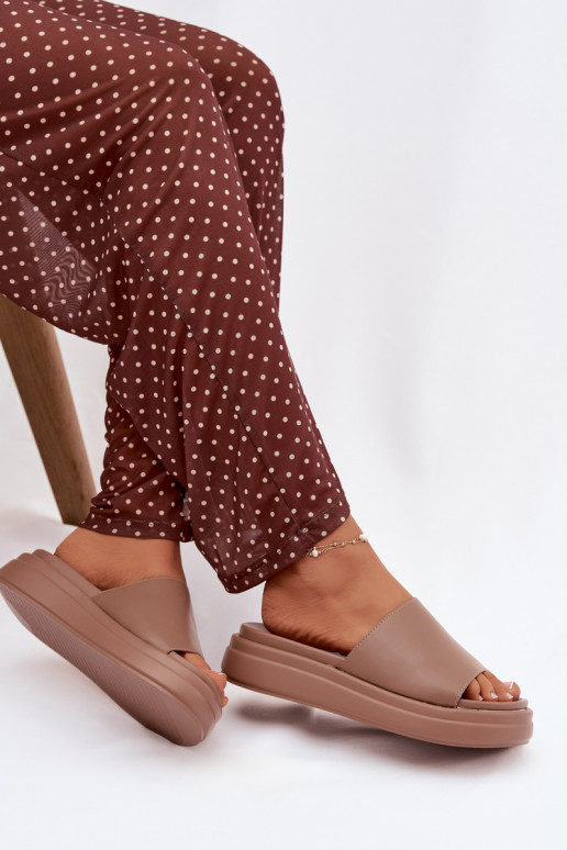 Chinelos femininos com uma plataforma bege Tanelisse