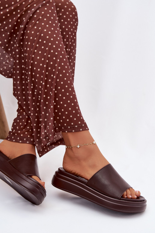 Chinelos femininos com uma plataforma CzekoladoParae Tanelisse