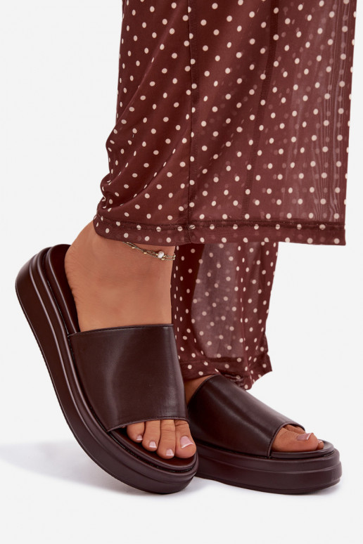 Chinelos femininos com uma plataforma CzekoladoParae Tanelisse