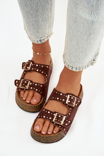 Chinelas femininas cor marrom com fivelas e tachas douradas Tervina