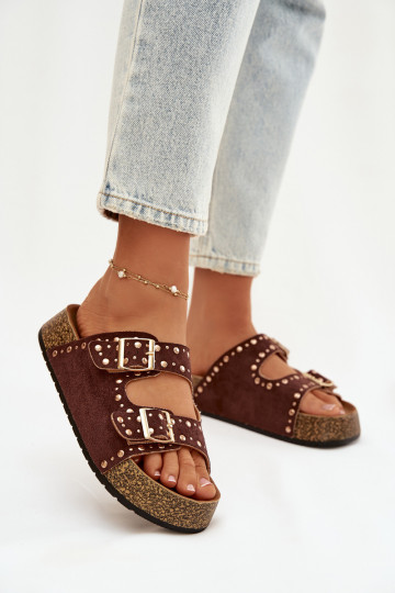 Chinelas femininas cor marrom com fivelas e tachas douradas Tervina 2