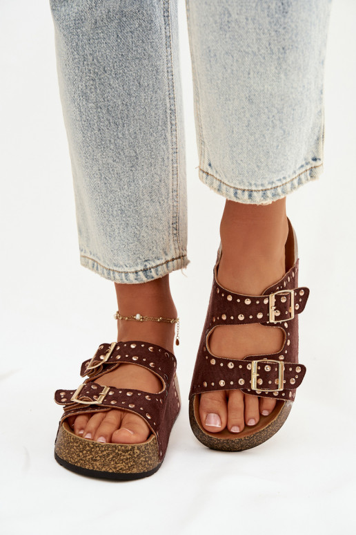 Chinelos femininos Ze cor douradami com fivelasmi E pregos cor marrom Tervina