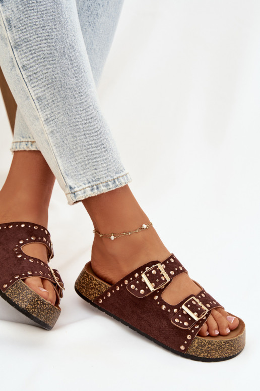 Chinelos femininos Ze cor douradami com fivelasmi E pregos cor marrom Tervina