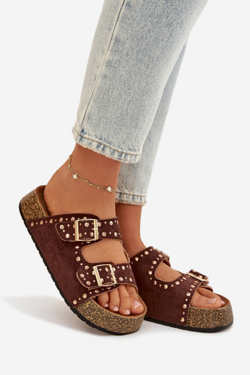 Chinelos femininos Ze cor douradami com fivelasmi E pregos cor marrom Tervina