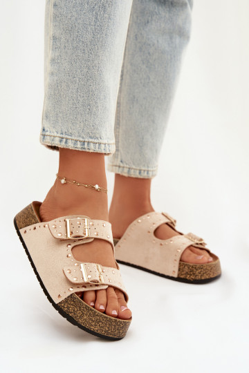 Chinelas femininas cor marfim com fivelas e tachas douradas Tervina