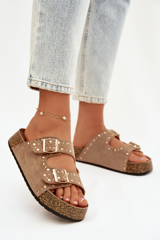 Chinelos femininos Ze cor douradami com fivelasmi E pregos cor cáqui Tervina