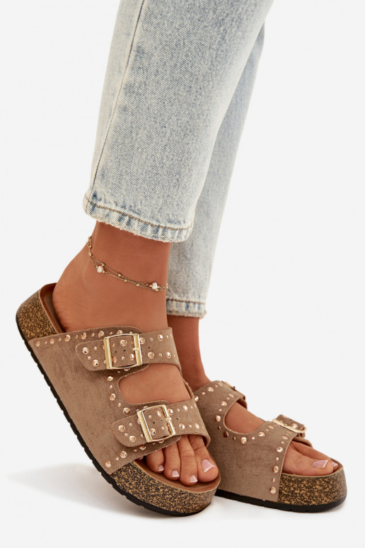 Chinelos femininos Ze cor douradami com fivelasmi E pregos cor cáqui Tervina